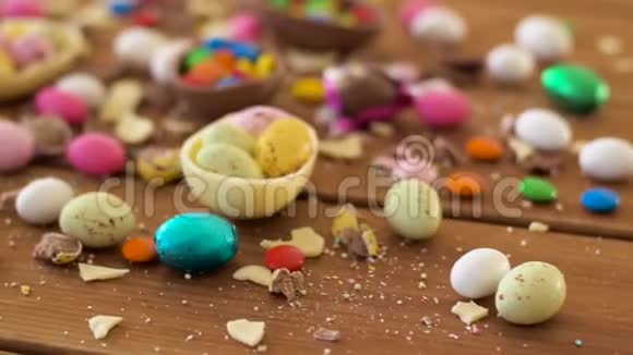 巧克力复活节彩蛋和桌上放糖果视频的预览图