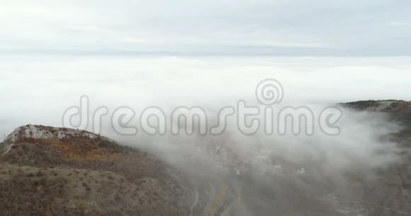带着许多薄雾飞越群山视频的预览图
