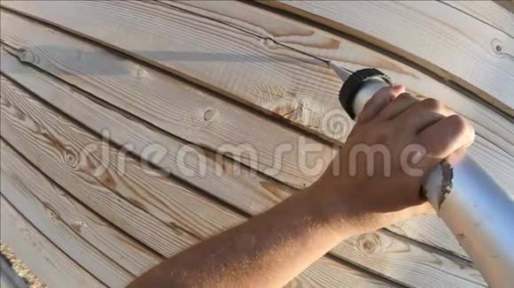 夏季从酒吧油漆和密封中温暖一座木屋视频的预览图