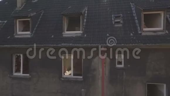 从左到右在一排破旧的房子前近距离跟踪拍摄的幽灵镇低空飞行视频的预览图