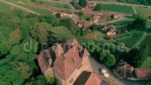 图片4k空中无人机全景观中世纪古堡青山上省酒院场景观视频的预览图