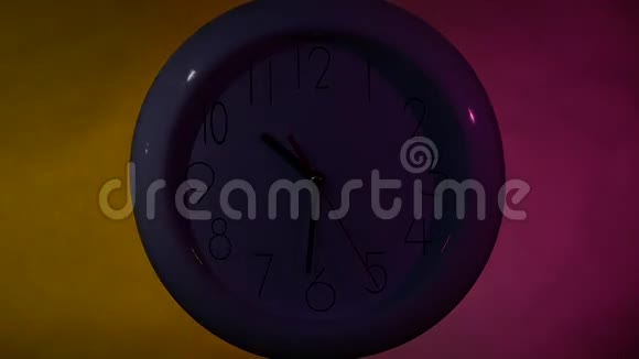 彩色木板墙上的时钟夜光视频的预览图