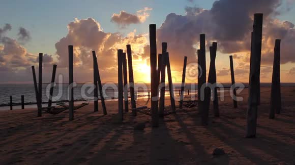 戏剧性的日落在空荡荡的海滩赫杰丁朱特兰丹麦视频的预览图