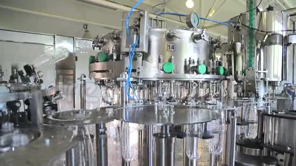 生产矿泉水的工厂塑料白色瓶装水视频的预览图