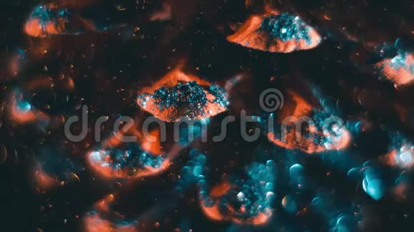 皮涅酮看起来像在太空中漂浮的闪闪发光的钻石岛的堆积旋转的小圆气泡视频的预览图