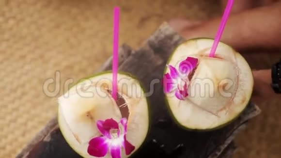 带吸管的新鲜椰子鸡尾酒视频的预览图