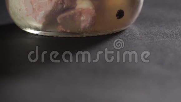 透明罐子炖牛肉罐头肉制品特写视频的预览图