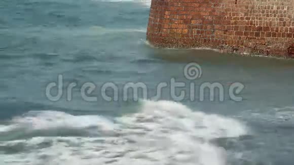 波浪撞击石墙视频的预览图
