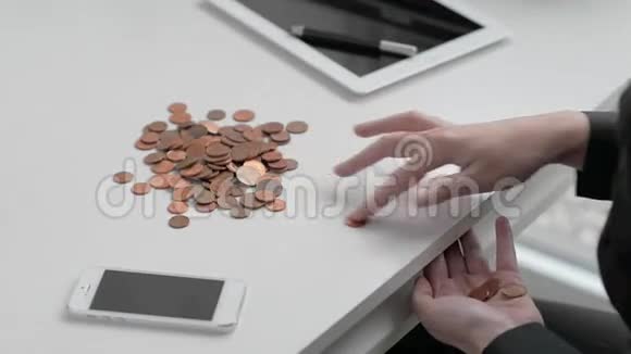 女银行家在白色桌面上计算铁币视频的预览图
