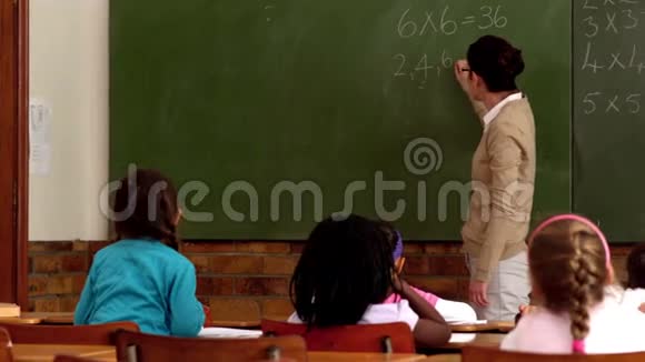 老师在课堂上教她的小学生数学视频的预览图