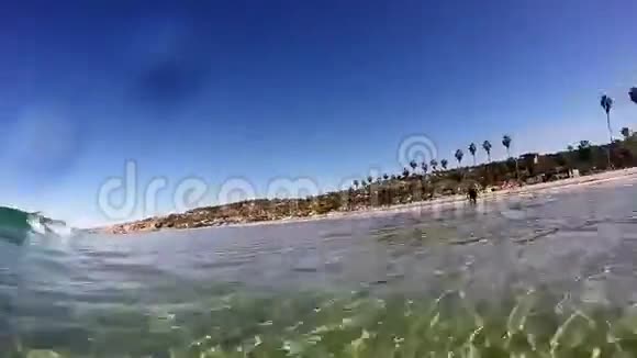 波浪冲击水下视频的预览图