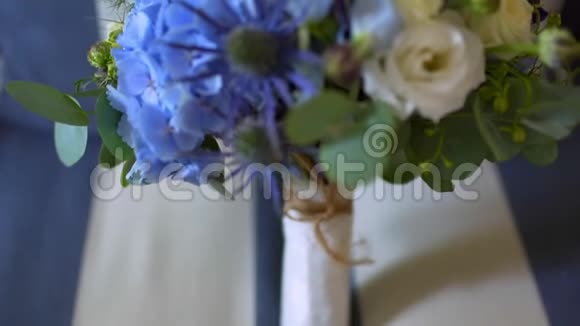 美丽的白色蓝色婚礼花束视频的预览图