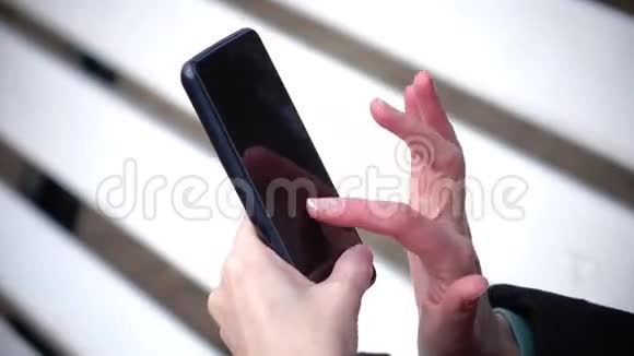 女人只能用手机上的触摸屏视频的预览图