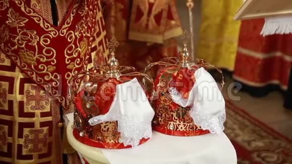 教堂里有两个漂亮的结婚王冠视频的预览图