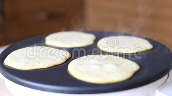 在煎锅上做南瓜饼自制烤饼高清1920x1080视频的预览图