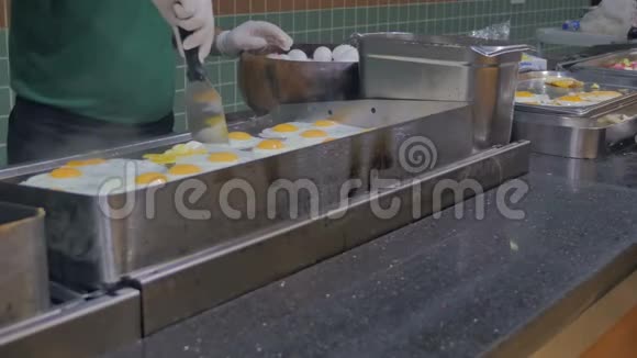 厨师早餐煎蛋餐厅自助餐酒店内视频的预览图