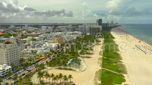 迈阿密海滩夏季风景优美的空中无人机镜头视频的预览图