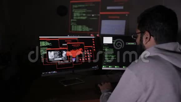 电脑黑客在工作计算机代码反映在脸上视频的预览图