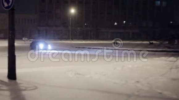 汽车在积雪覆盖的道路上打滑冬季街头漂流视频的预览图