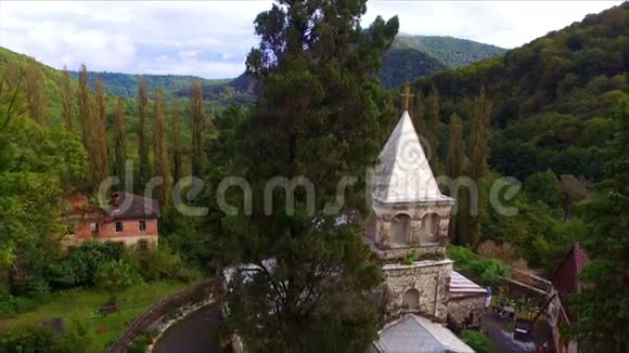 圣烈士教堂的空中景色视频的预览图