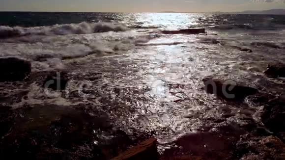 美丽温暖的日落覆盖海洋视频的预览图
