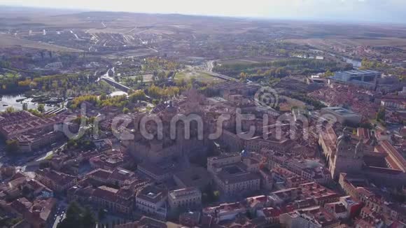 从萨拉曼卡的空中俯瞰历史大教堂高高耸立在西班牙城市上空视频的预览图