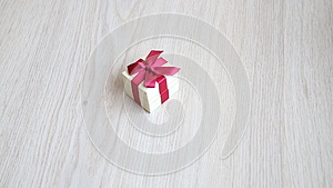 郁金香放在礼品盒旁边戴着红蝴蝶结视频的预览图
