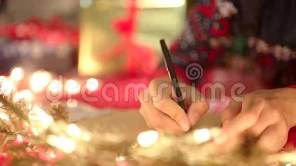 在圣诞前夜紧紧地把圣诞信写给圣诞老人视频的预览图