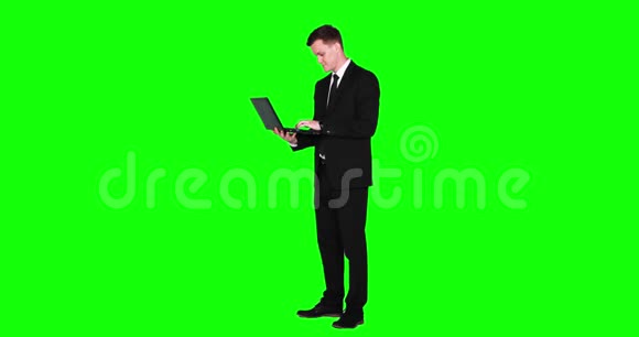 白人商人在工作室里用笔记本电脑视频的预览图