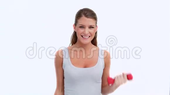微笑的女人用红色哑铃视频的预览图