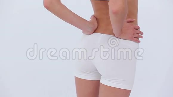 平静的女人按摩她的下背部视频的预览图