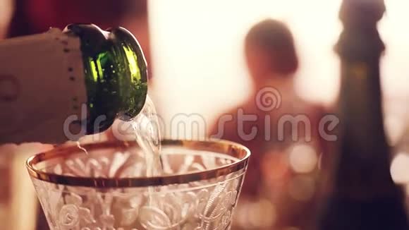 侍者在宴会上用慢动作在杯子里倒香槟1920x1080视频的预览图