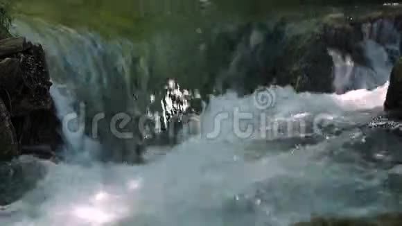 小溪里有一个小瀑布视频的预览图