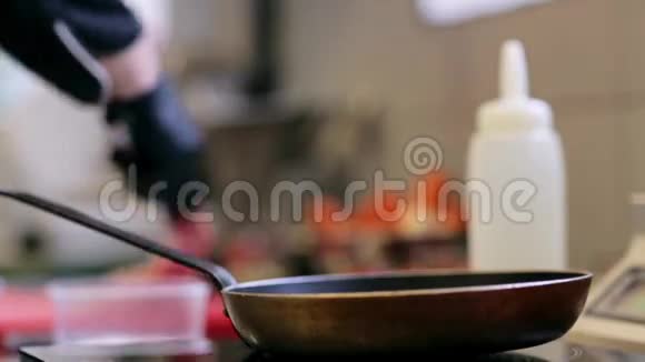 男厨师在厨房煮肉的手视频的预览图