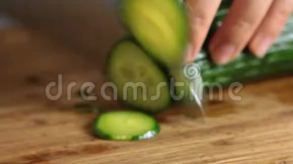 女人切黄瓜用米饭和黄瓜煮三文鱼视频的预览图