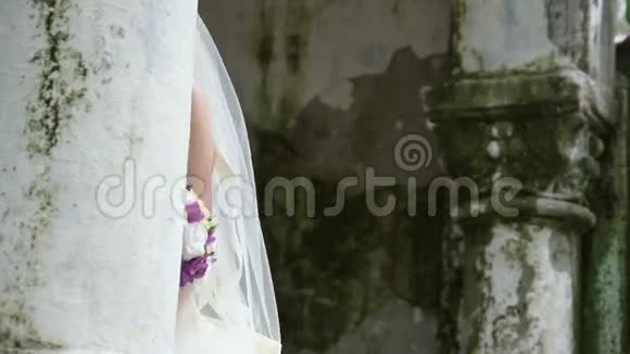 结婚纪念日旧城堡附近的新娘视频的预览图