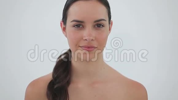 快乐的黑发女人按摩她的脸颊视频的预览图