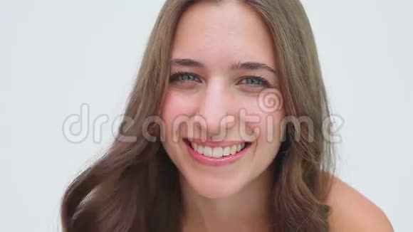 一个微笑的女人的头发被刷了视频的预览图