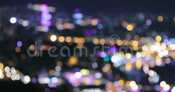吸收模糊的Bokeh建筑城市背景模糊的彩色背景与焦点灯视频的预览图