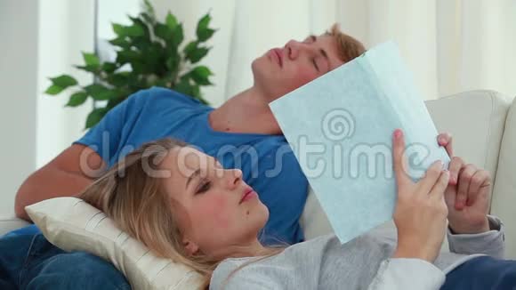 当她男朋友打盹的时候女人正在看书视频的预览图