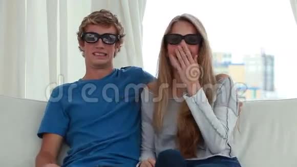 快乐的一对夫妇在玩时戴着3个眼镜视频的预览图