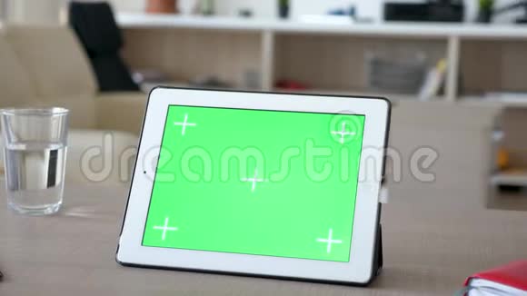 桌面上带有绿色屏幕色度模型的数字平板电脑视频的预览图