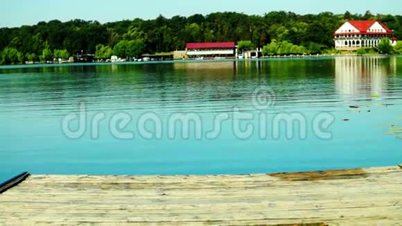 木制码头和绿松石水倾斜假日景观视频的预览图