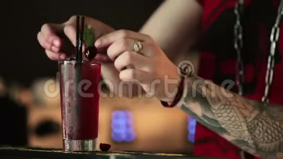 酒保是用玻璃装饰的饮料视频的预览图