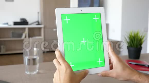 带有绿色屏幕彩色的数码平板电脑视频的预览图