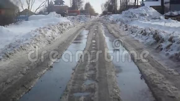 城市潮湿的道路在恶劣的天气早春季节在缓慢的运动1920x1080视频的预览图