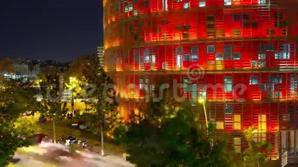 关闭夜光托雷阿格巴交通街4k时间流逝巴塞罗那视频的预览图