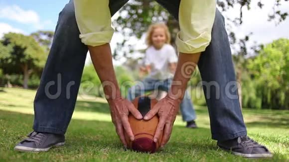父亲和儿子踢美式足球视频的预览图