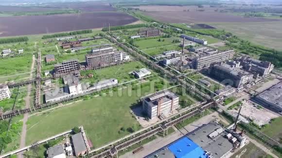 工厂在一个大的领域视频的预览图