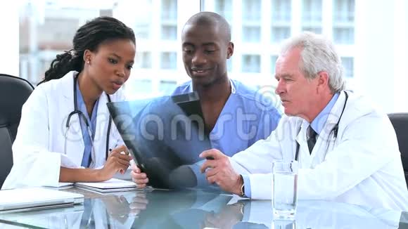 一位严肃的医生和一名实习生在看X光视频的预览图